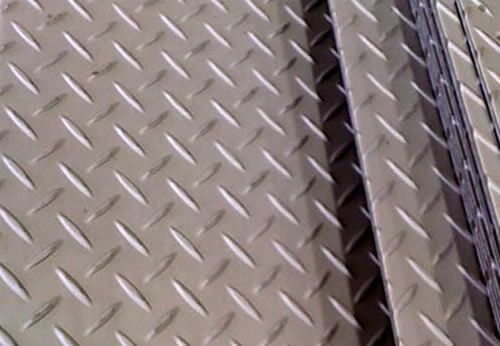 ALUMINIUM CHEQUERED SHEET 4'X8'X1.5MM WITH CHEQ - Image 1